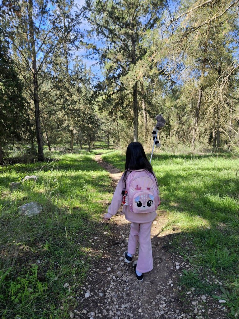 נטע מטיילת טיול בבקעת הנזירים