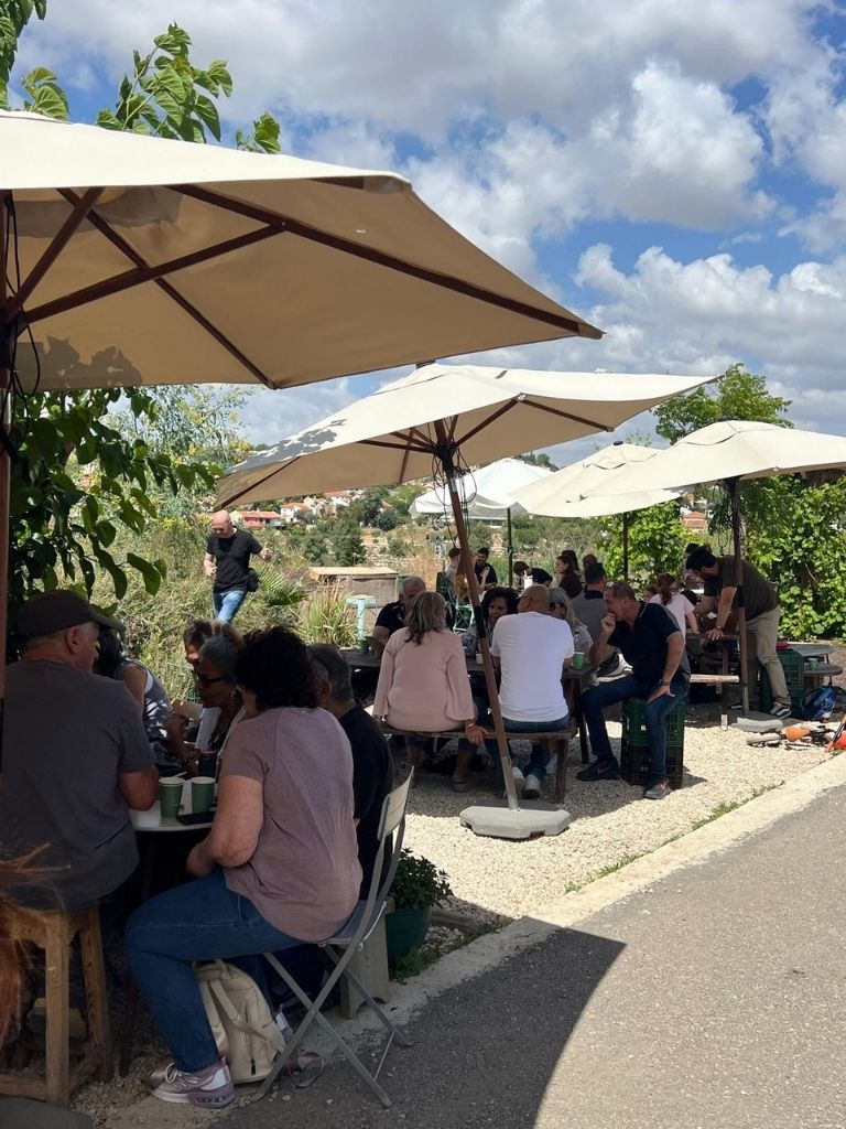 שלוש בקפה